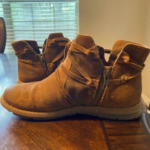 Born moccasin boots, size 40.5 or US 9